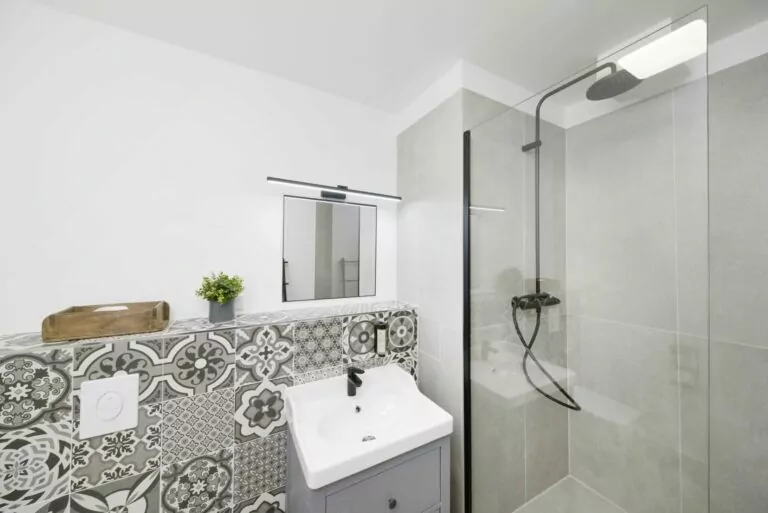 Bathrooms in Studio Plus apartment OTA-Berlin