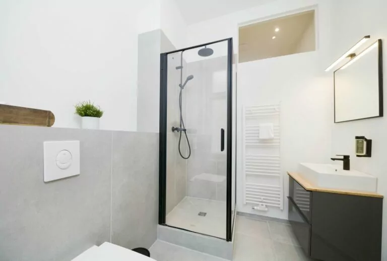 bathrooms in family plus apartment OTA-Berlin